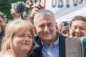 Elżbieta Pawłowicz z Władysławem Frasyniukiem podczas jednej z manifestacji opozycji.