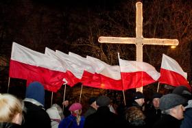 „Polska alternatywna – wyrosła z Prawa i Sprawiedliwości i z jego kolejnych klęsk wyborczych – nadal jest z tą partią związana najbliżej, choć zaczyna stwarzać wrażenie, że żyje już coraz bardziej swoim życiem”.