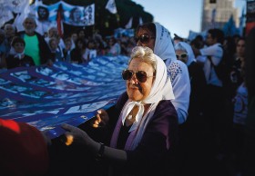 Ruch Matek z Placu Majowego zdołał nie tylko przetrwać ponad 30 lat, lecz także stać się ważnym graczem na politycznej scenie Argentyny. Na fot.: tegoroczny marsz upamiętniający protest Matek.