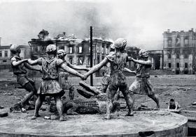 Słynna rzeźba tańczących dzieci na placu przed dworcem kolejowym w obleganym przez Niemców Stalingradzie, fotografia z 1943 r. – pamięć Wielkiej Wojny Ojczyźnianej