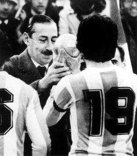 Prezydent Jorge Videla wręcza Puchar Świata kapitanowi reprezentacji Argentyny Danielowi Passarelli, 1978 r.