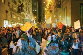 Nowojorski marsz solidarności pod hasłami: „Okupujmy Wall Street” i„99 proc. to my”.