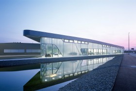 Fabryka BMW koło Lipska. Projekt – Zaha Hadid. Budynek miał wyrażać  zaawansowanie techniczne firmy BMW.  I wyraża.
