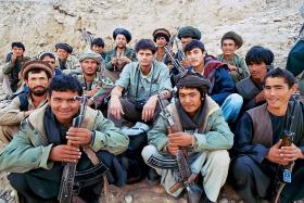 Fotograf wśród walczących z talibami żołnierzy Ahmada Szaha Massuda, góry Pandższir, 2000 r.