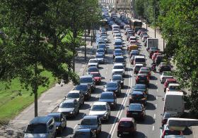 W zakorkowanych miastach udział transportu samochodowego w emisji pyłu zawieszonego znacznie przekracza średnią krajową.