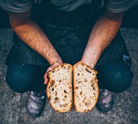 Wydaje się, że zainteresowanie tradycyjnym zakwaszanym chlebem nigdy nie było większe.