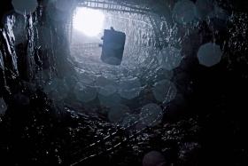 Dziecięcy górnicy schodzą w głąb szybów po niebezpiecznych, chybotliwych drabinach. Często zdarzają się tu wypadki.