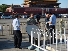 Władze Chin stabilizację traktują jako absolutny priorytet: kamera telewizyjna na placu Tienanmen w Pekinie – choć w dzień powszedni dosłownie nic się tam nie dzieje – natychmiast przyciąga policję