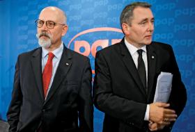Polską Fundacją Narodową początkowo kierowali Maciej Świrski i Cezary Andrzej Jurkiewicz, ale po serii wpadek ten pierwszy pożegnał się z Fundacją, a drugi z jej prezesurą.