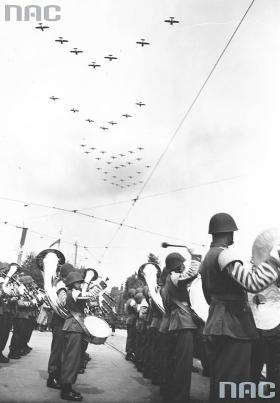 Parada lotnicza nad Alejami Ujazdowskimi. To było ostatnie święto II Rzeczpospolitej, 3 maja 1939 r.