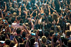 Fani ze smartfonami na koncercie Davida Guetty w Londynie.