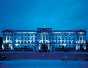 Pałac Buckingham w Londynie oświetlony gubiącymi detale reflektorami