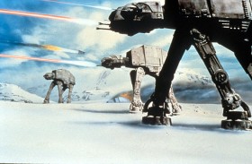 Imperialne maszyny kroczące atakują rebeliancką bazę na Hoth
