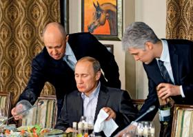 Jewgienij Prigożyn (pierwszy z lewej) obsługuje Władimira Putina podczas obiadu w swojej restauracji.