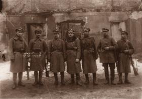 Lwów, koniec 1918 roku. Oddział polskich obrońców miasta.