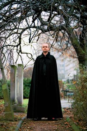 Tomasz Beksiński w wampirycznym przebraniu na potrzeby sesji fotograficznej.