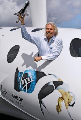 Richard Branson w pojeździe SpaceShipTwo. Zajmował się dziesiątkami branż. Jego najbardziej wizjonerskie dzieło to Virgin Galactic – kosmiczne biuro podróży.