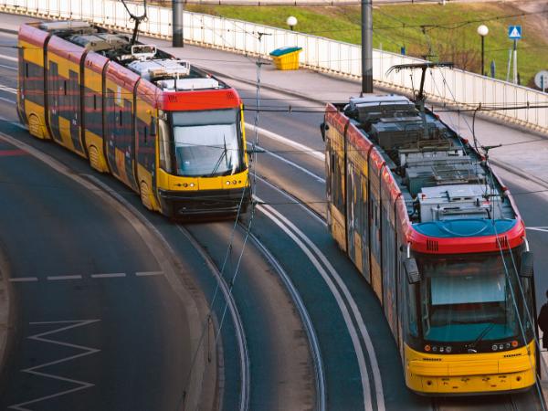 Dzięki unijnym funduszom w wielu miastach udało się rozbudować sieć tramwajową. To właśnie ten środek transportu odgrywa kluczową rolę w największych aglomeracjach.