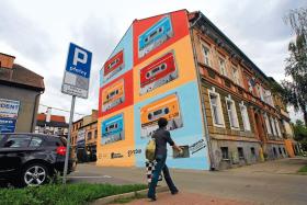 Gorzów - ten mural przypomina, że miasto było kiedyś kojarzone z produkcją kaset magnetofonowych.