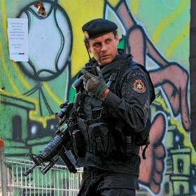 Funkcjonariusz policyjnych sił specjalnych z Rio.