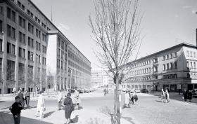Po prawej budynek przy ul. Mysiej 3 w Warszawie, gdzie przez wiele lat mieścił się Główny Urząd Kontroli Prasy, Publikacji i Widowisk.
