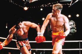 Amerykański bokser (Sylwester Stallone) z „Rocky IV” staje na ringu do boju z radziecką maszyną do zabijania Ivanem Drago (Dolph Lundgren) – archetypowym złym Ruskim.