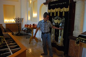 Roman Izaakowicz Leder, przewodniczący birobidżańskiej judaistycznej społeczności „Friejd” w nowej bożnicy.