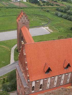 Kwidzyn - widok z wieży katedry na krzyżacki zamek i wieżę gdanisko (pełniącą funkcję latryny), połączoną z zamkiem wspartym na arkadach krytym gankiem, biegnącym nad fosą (dziś szosą)
