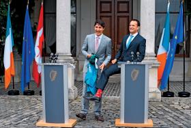 Premier Kanady Justin Trudeau i premier Irlandii Leo Varadkar. Wypromowana przez tego pierwszego moda na kolorowe skarpetki weszła na salony.