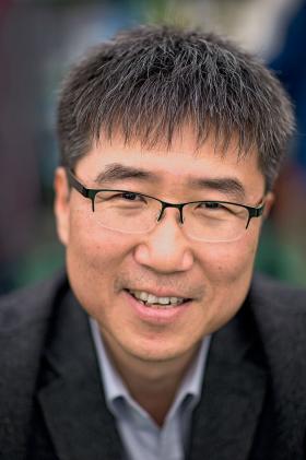 Ha-Joon Chang (ur. w 1963 r.) jest profesorem ekonomii na Uniwersytecie Cambridge i autorem popularyzatorskich globalnych bestsellerów ekonomicznych.