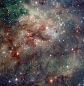 Mgławica Tarantula. Jej struktura jest częściowo uformowana wpływem wybuchu gwiazdy supernowej NGC 2060. To wąskie struktury gazu i pyłu widoczne w lewej części ujęcia.  Telskop Hubblea.