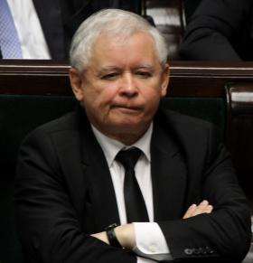 Kaczyński chciałby włączyć wolniejszy bieg, nie pozwoli mu na to jego otoczenie.