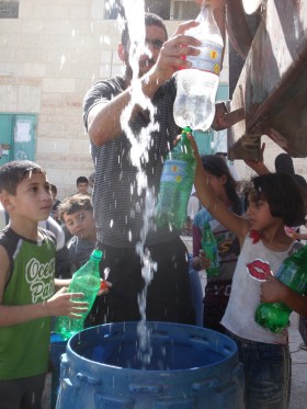 Wieś Bani Zaid w okręgu w Ramallah, sierpień 2009 r. 90 proc. tej miejscowości od 4 miesięcy nie ma dostępu do bieżącej wody.