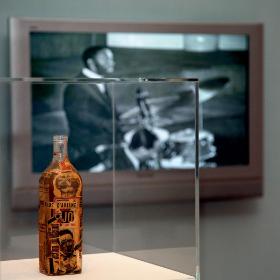 Praca Guy Deborda z 1953 r. wystawiana w Museum Tinguely w Bazylei, Szwajcaria.