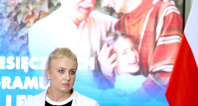 Minister Katarzyna Sójka podczas miesięcznicy wprowadzenia darmowych leków dla dzieci, młodzieży i osób 65+.