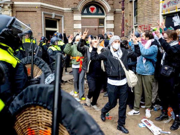 Interwencja policji na uniwersytecie w Amsterdamie, 8 maja 2024 r.