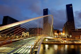 Bilbao – most ZubiZuri. Bywa nazywany mostem Calatravy – na cześć projektanta Santiago Calatravy właśnie. Łukowy most wisi nad rzeką Nervión, łączy Uribitarte z Campo Volantín i służy wyłącznie pieszym. Choć trzeba ich było do wędrówki najpierw przekonać – obiekt wykonano ze szkła, które okazało się za śliskie. Wychodząc naprzeciw oczekiwaniom, konstrukcję przykryto efektowną matą. Most jest symbolem Bilbao. W czasie przeprawy można stąd oglądać panoramę miasta.
