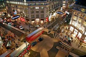 Bogate centrum Londynu, skrzyżowanie Oxford i Regent Street. Oxford Street to najmodniejsza ulica handlowa świata (rocznie kupujący wydają tu ponad 10 mld dol.) i najbardziej zanieczyszczone miejsce na świecie.