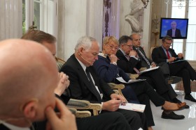 Henryka Bochniarz: „Co dalej? Jaki powinien być następny krok? Prezydencja to dobry pretekst do rozpoczęcia w Polsce poważnej, wewnętrznej debaty na temat naszego przyszłego miejsca w Europie”.