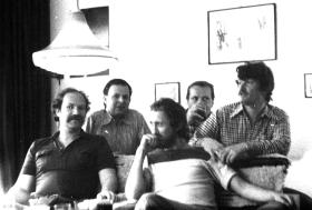 Autorzy „Fantastyki” u Parowskiego na pizzy w 1983 r. Od lewej: Marek Oramus, Marek Baraniecki, Wiktor Żwikiewicz, Roman Lewandowski i Maciej Parowski.