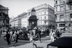 Euforyczny początek: roznosiciele pism i ulotek na ulicach Pragi, wiosna 1968 r.