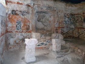Główne pomieszczenie miterum w Hawarte. W niszy stała rzeźba przedstawiająca tauroktonię (scenę zabijania byka), przed niszą znajdowały się dwa ołtarze.