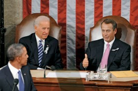 Kiedy Obama pyta republikanów, jakie cięcia budżetowe konkretnie proponują, nie dostaje wyraźnych odpowiedzi. To daje mu przewagę. Na fot.: prezydent Obama, wiceprezydent Joe Biden oraz republikański spiker John Boehner (po prawej).