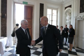 Jeden z gospodarzy wieczoru, prezes PZU Andrzej Klesyk (po prawej), wita Jana Krzysztofa Bieleckiego, szefa Rady Gospodarczej przy premierze.