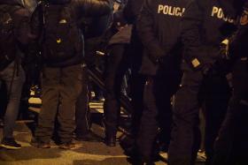 Policja próbuje naprawić przewróconą barierkę z płotu odgradzającego Sejm przed obywatelami