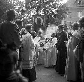 Inne święta po 1956 r. Kopia obrazu jasnogórskiego w jednej z warszawskich parafii (1957 lub 1958 r.).