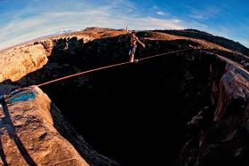 Przejście po linie nad jednym z kanionów w stanie Utah (USA).
