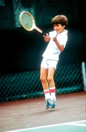 Siedmioletni Andre Agassi, Las Vegas, 1977 r. W swojej biografii dorosły już mistrz opowiadał, jak bardzo nienawidził tenisa, do którego przymuszał go ojciec.