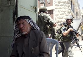 Hebron na Zachodnim Brzegu. W lipcu tego roku izraelskie siły porządkowe rozpędziły protestujących przeciwko zamknięciu ulicy wiodącej do meczetu, gdzie w 1994 r. Baruch Goldstein zastrzelił 29 Palestyńczyków.