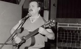 Krzysztof podczas występu w sali kominkowej restauracji Melodia w Mielcu, koniec lat 80.